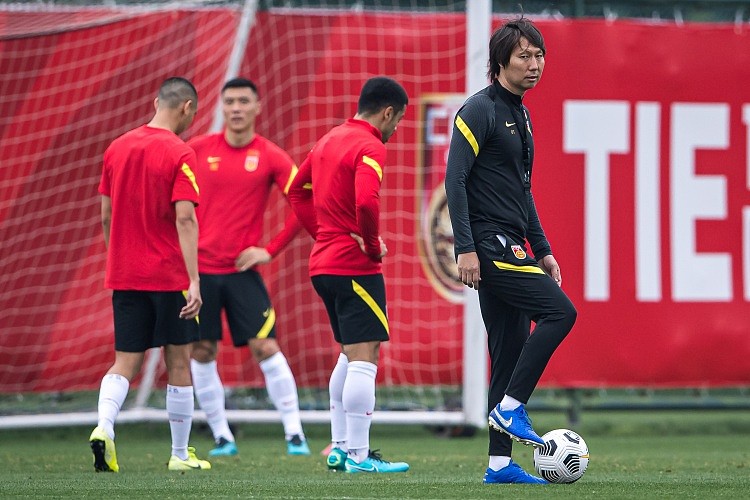 东体：对阵越南12强赛在即，国足球员加练定位球和头球 - 1