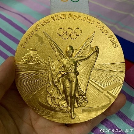 掉皮事件曾引全网热议 朱雪莹向天津市捐赠了奥运金牌和领奖服 - 3