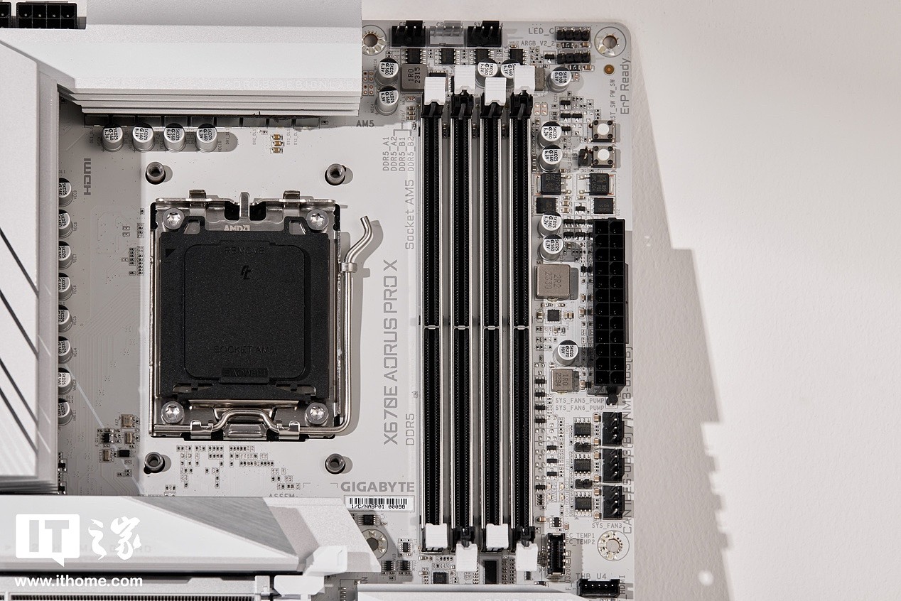 【IT之家开箱】技嘉 X670E AORUS PRO AX 冰雕X主板图赏：AMD平台独一无二的纯白旗舰主板 - 7