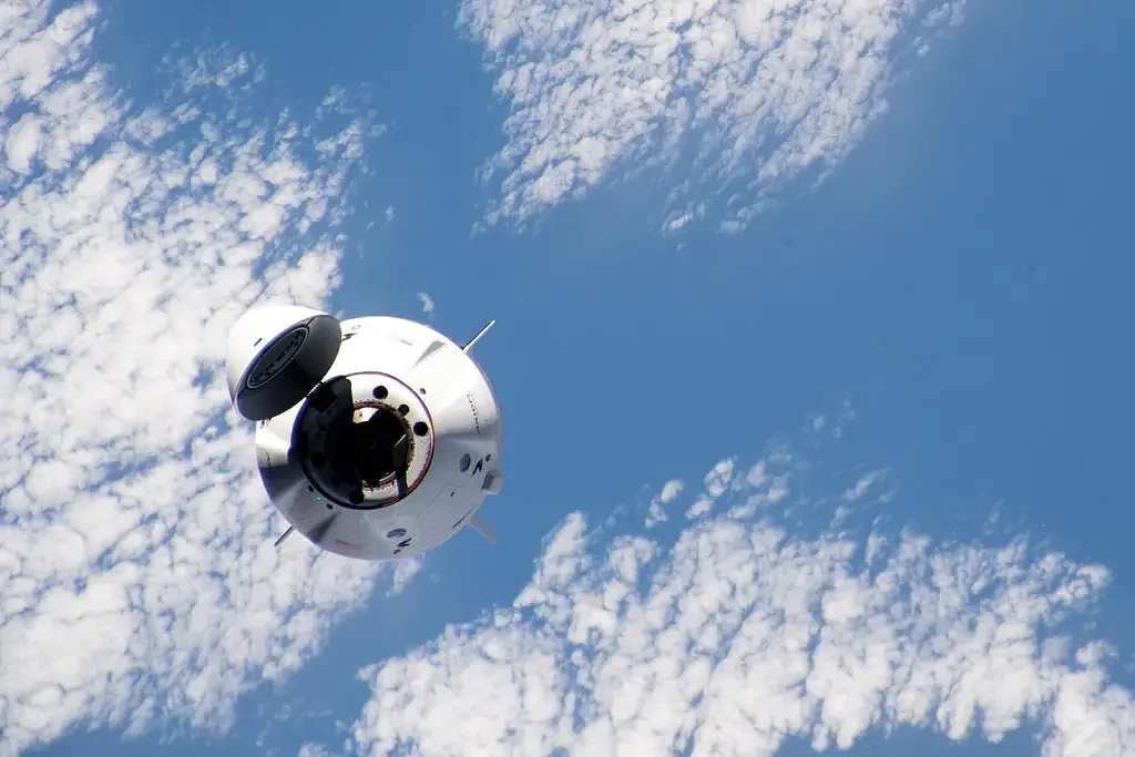 挑战者号载人龙飞船脱离空间站 Ax-1任务宇航员正返回地球 - 1
