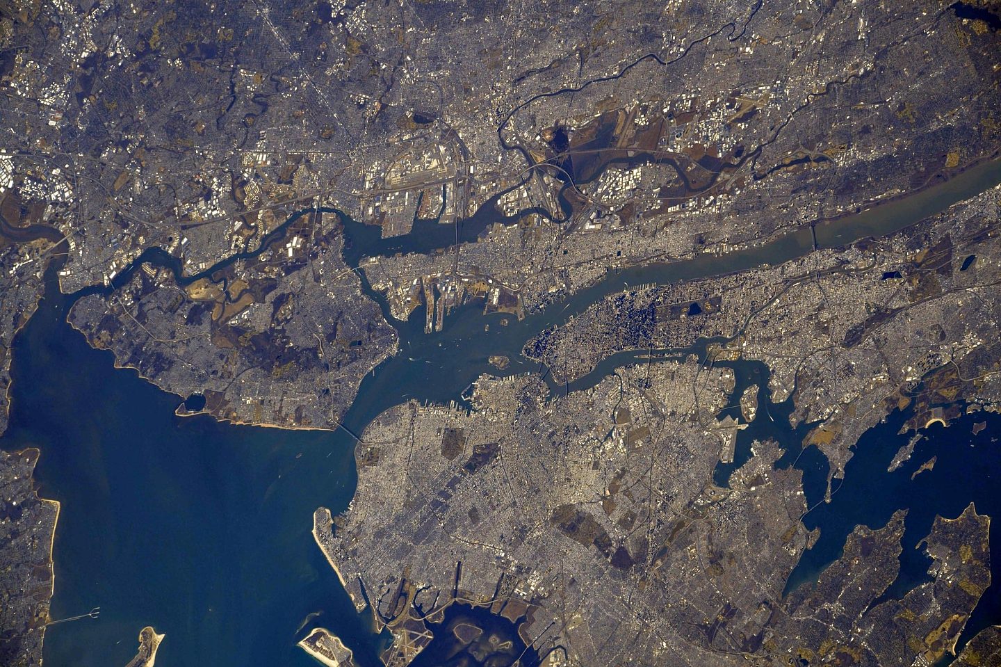 NASA公布9·11事件卫星图像 太空可见曼哈顿滚滚浓烟 - 1