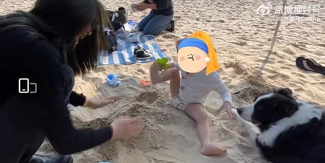 林峯张馨月带女儿到石澳游玩，小家伙首次玩沙子超级兴奋 - 15