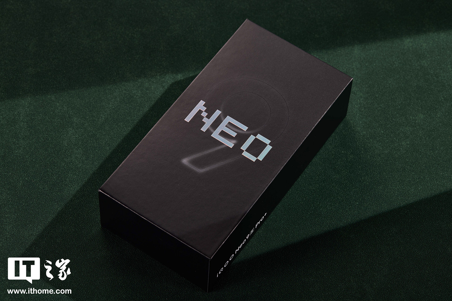 【IT之家开箱】iQOO Neo9S Pro + 格斗黑手机图赏：大众的审美，电竞的心 - 2