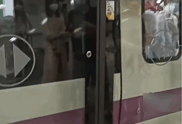 广东一地铁进站对不准车门 来来回回倒车笑倒乘客 - 1