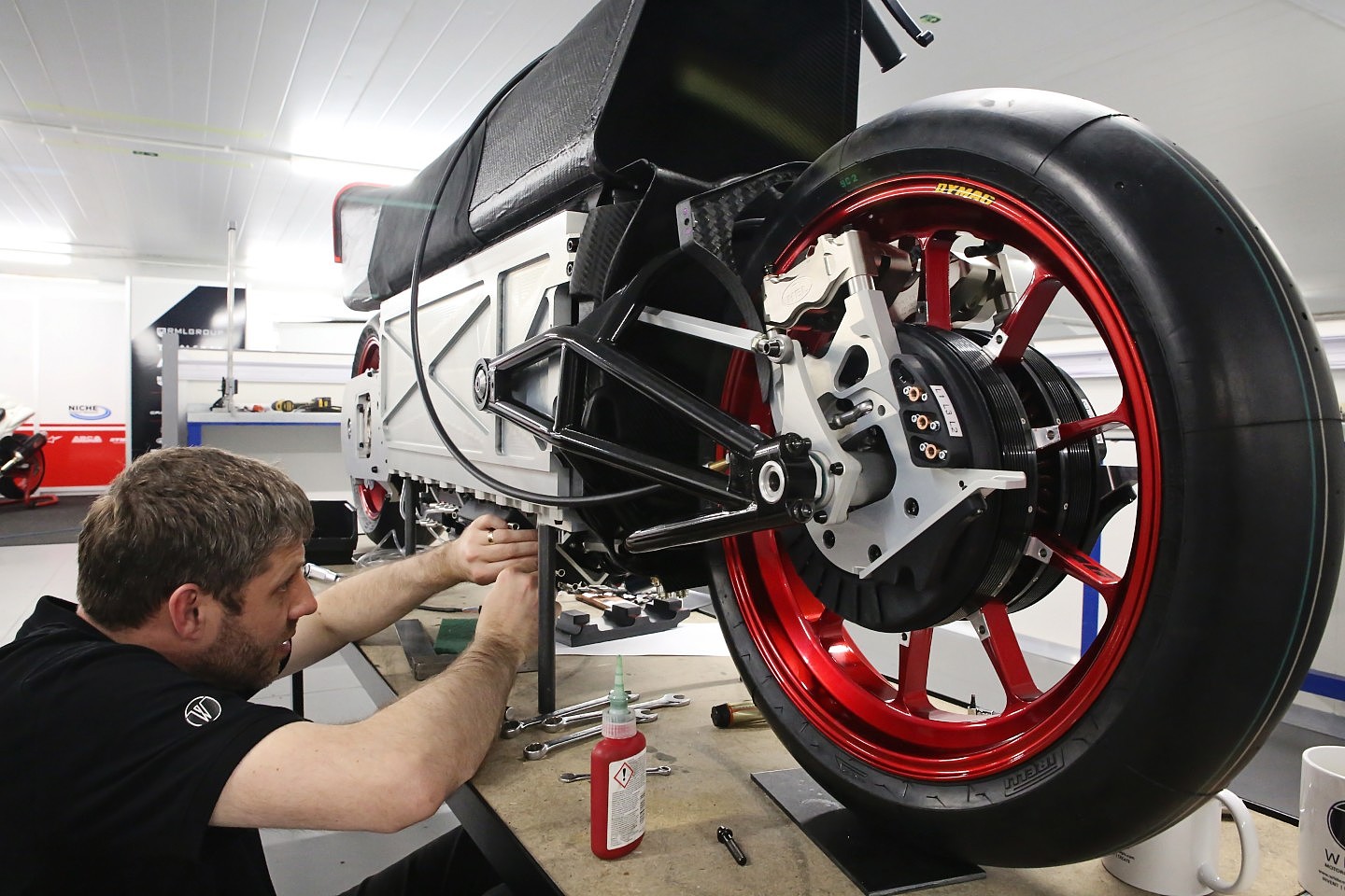 英国公司打造全球最快电动摩托车：采用激进的大洞技术 - 14