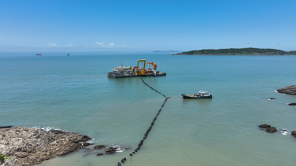 全球首条35千伏低频海底电缆在浙江台州上大陈岛入海 - 2