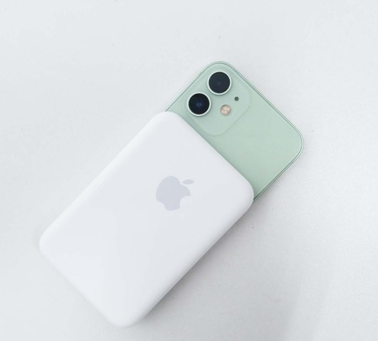苹果 MagSafe 外接电池新固件解锁 7.5W 充电，兼容 iPhone 12/13 系列手机 - 1