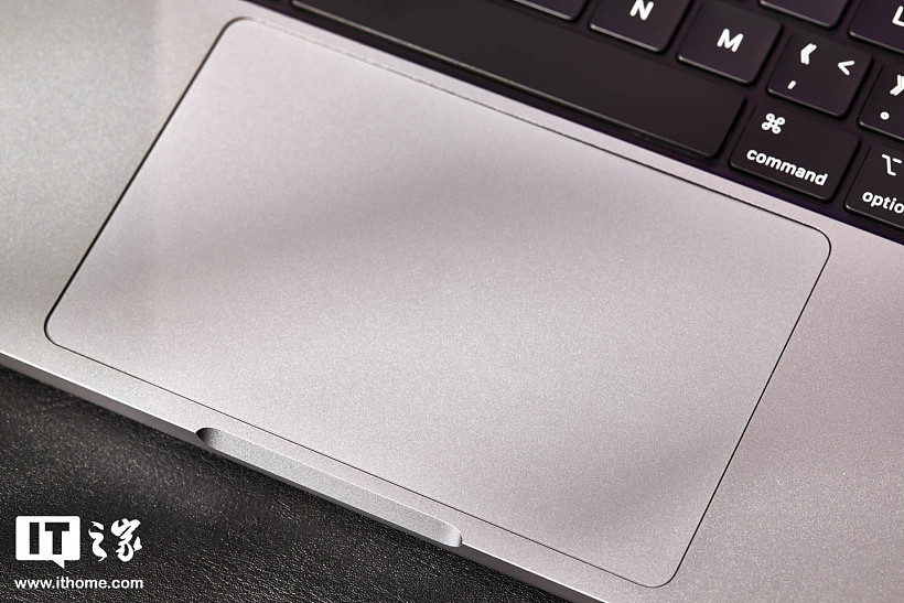 【IT之家开箱】苹果 MacBook Pro 14 英寸 2021 图赏：刘海设计，绚丽 Liquid 视网膜 XDR 显示屏 - 11