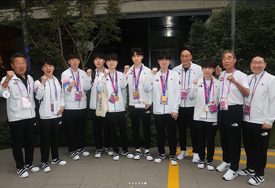 韩国奥林匹克委员会分享韩国电子竞技、游泳和击剑选手的合照 - 2