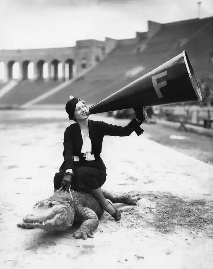 旧影拾记：20世纪老照片，美国人把鳄鱼当宠物，玩弄于股掌之中 - 4