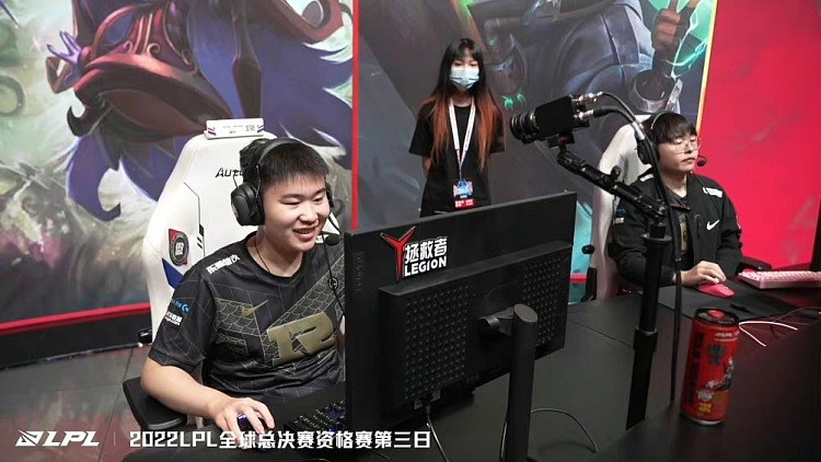 RNG赛前花絮：气场全开的Xiaohu和摇头晃脑的Wei - 1