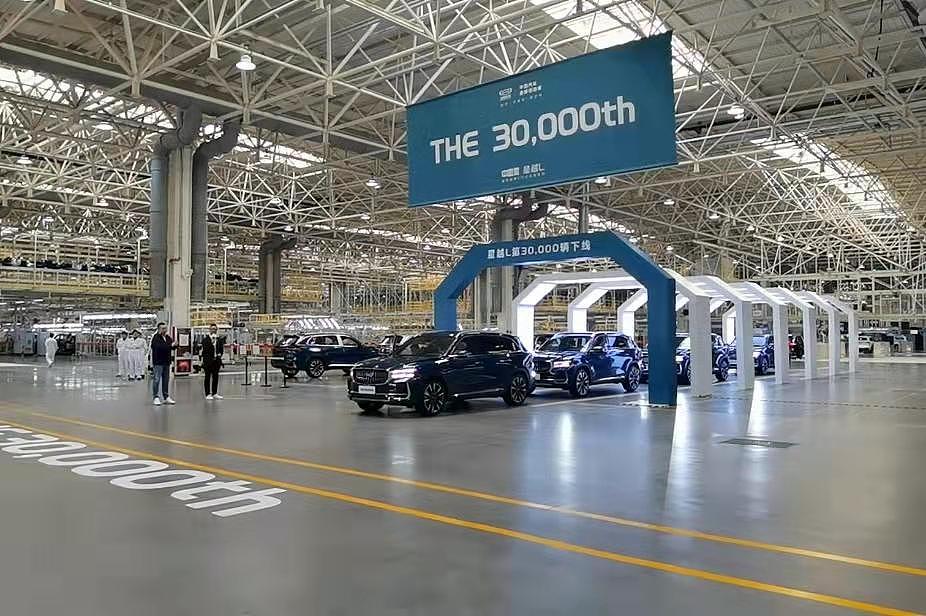 实探吉利百亿投资下的西安工厂：696台机器人来造车，年产能36万辆 - 1