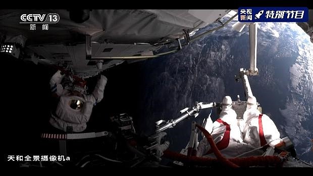 我国空间站阶段航天员首次出舱活动细节：两位航天员传来舱外合影照 - 1