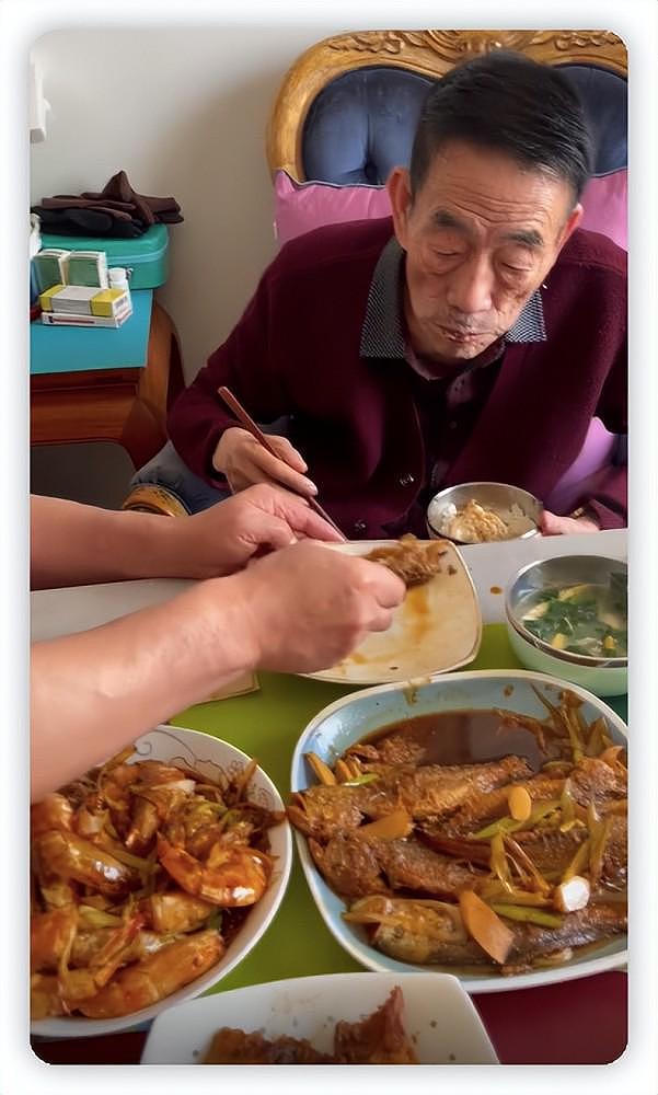 90岁杨少华现身自家饭店，走路要俩人搀扶，儿子亲手夹菜喂吃饭 - 8