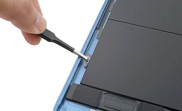 iPad Air 5拆解实测：内部有拉片设计电池更容易更换 - 2