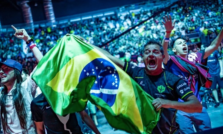 这电竞热情也太高了！巴西时间凌晨四点半 仍有近十万人看S赛 - 1