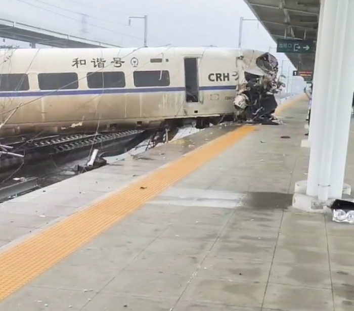 D2809次旅客列车在贵州榕江站撞上泥石流脱线 车体冲进站台 - 3