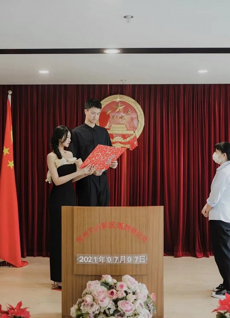 祝福！赖俊豪与女友在杭州市西湖区婚姻登记处正式登记领证 - 2