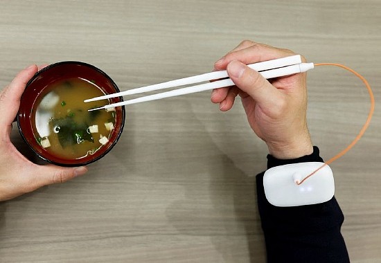 日本开发可增强咸味的电动筷子，以减少钠摄入 - 1
