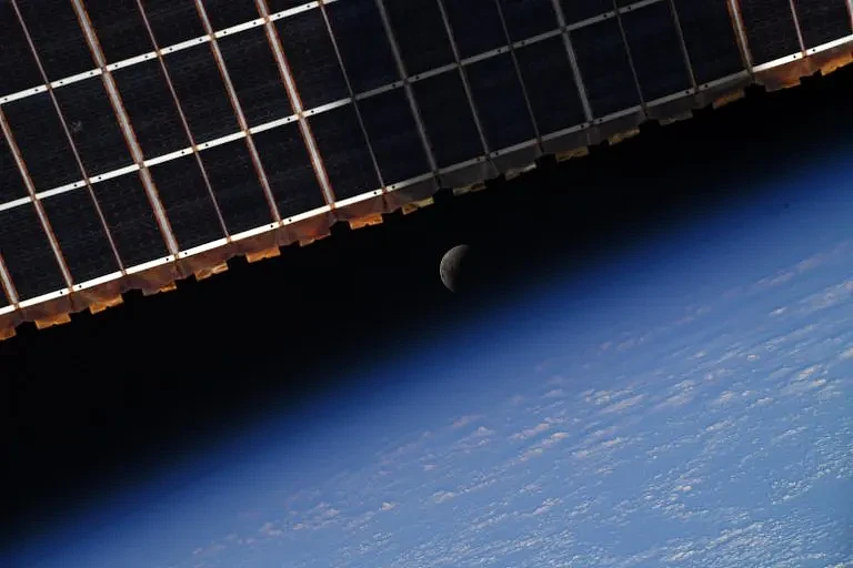 “躲猫猫”的月亮：国际空间站上的宇航员捕捉到月全食的壮观照片 - 3