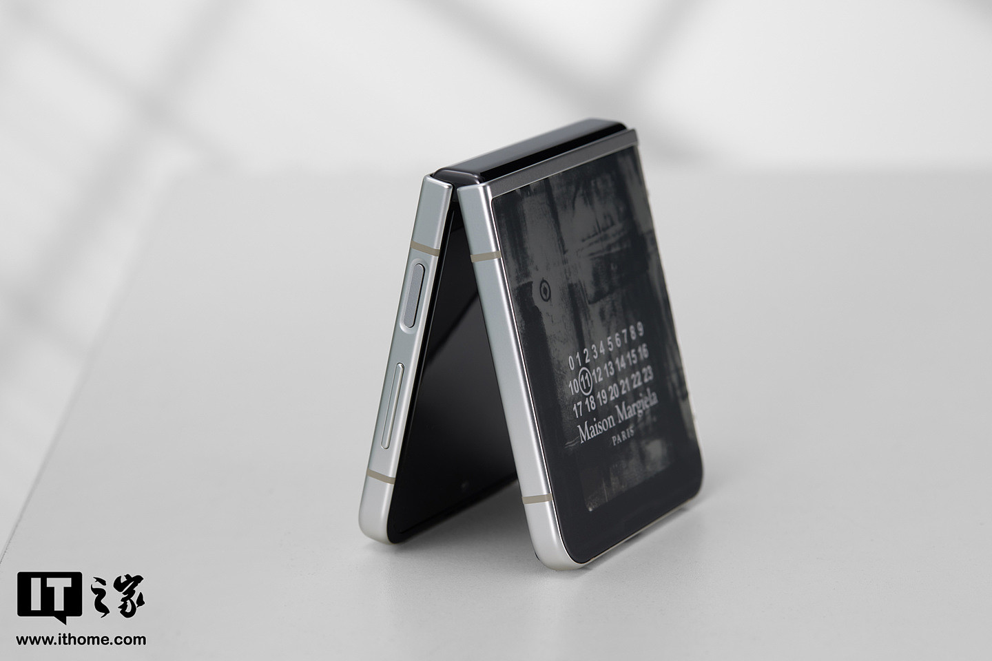 【IT之家开箱】数字艺术先锋：三星 Galaxy Z Flip5 Maison Margiela 限量版手机图赏 - 8