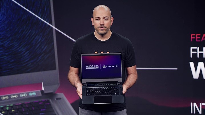 AMD 的 Frank Azor 展示 Corsair Voyager 笔记本电脑。