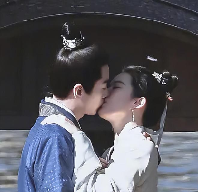 刘亦菲陈晓《梦华录》路透曝光，两人船头相拥接吻，画风浪漫唯美 - 3