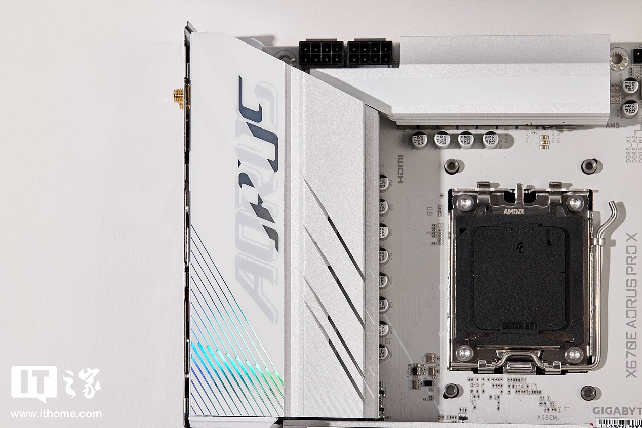 【IT之家开箱】技嘉 X670E AORUS PRO AX 冰雕X主板图赏：AMD平台独一无二的纯白旗舰主板 - 6