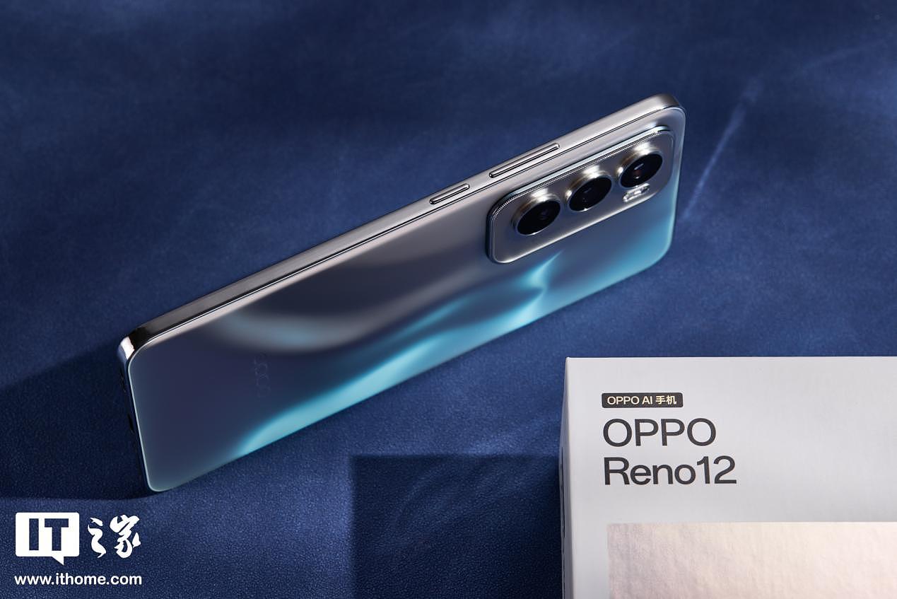 【IT之家开箱】OPPO Reno12 千禧银手机图赏：流银玻璃前卫，超美小直屏 - 13