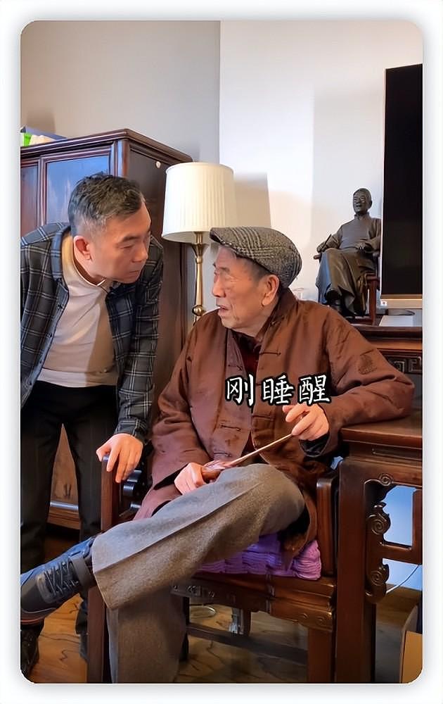 90岁杨少华现身自家饭店，走路要俩人搀扶，儿子亲手夹菜喂吃饭 - 11