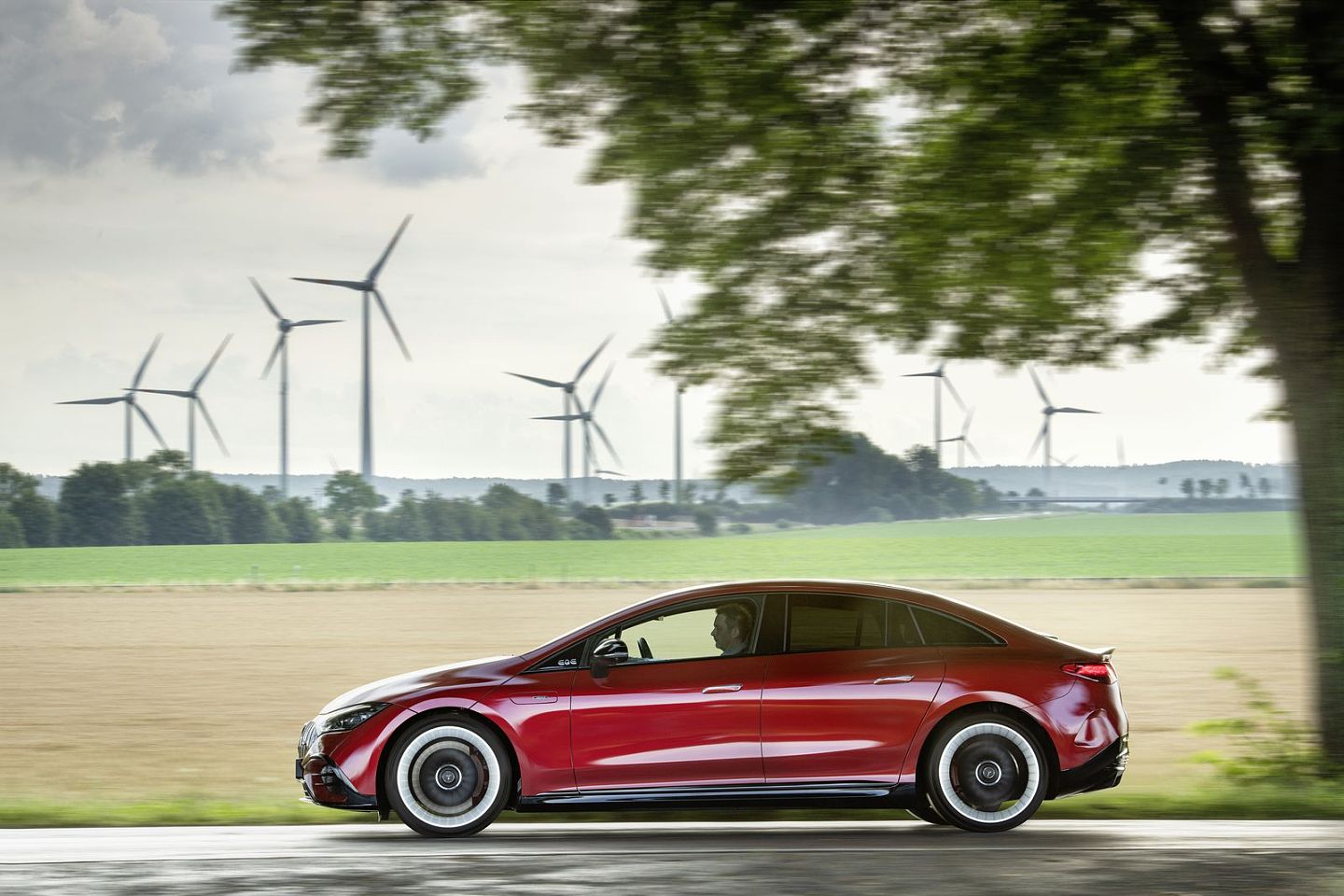 梅赛德斯-奔驰宣布推出EQE电动轿车高性能AMG版 - 2