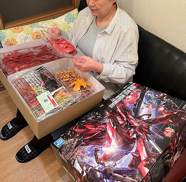 日本老太太70岁开始挑战制作钢普拉 眼花手抖不是问题 - 5