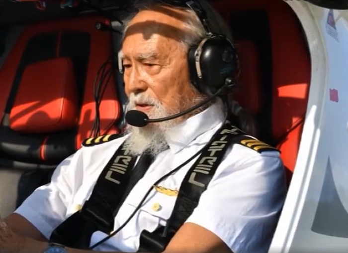 T台走秀的酷爷爷85岁驾机冲上云霄 刷新我国飞行学员最大年龄纪录 - 1