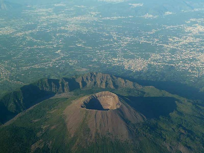 Vesuvius_volcano_in_Italy_20110808_Aerial_view_2.jpg