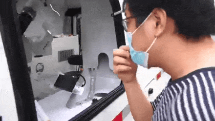 30秒核酸采样机器人在上海问世 “捅嗓子”规范又轻柔 - 1