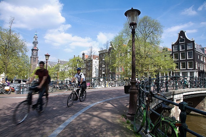 1200px-Amsterdam_-_Bicycles_-_1058.jpg