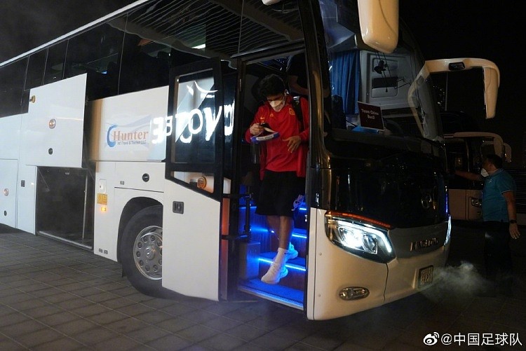 中国足球队：全队顺利抵达沙迦驻地酒店，正隔离等待核酸检测结果 - 3