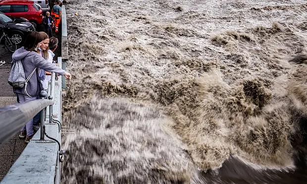 往日宁静的鲁尔河变得激流汹涌，图片来源：RHEIN-ERFT-KREIS/EPA/SHUTTERSTOCK