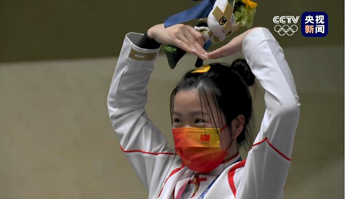 奥运冠军杨倩同款“小黄鸭”订单量暴增400倍 拿货至少等一周 - 1