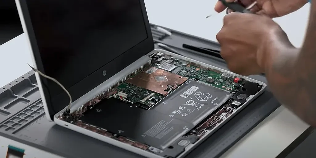 微软上传新视频：用户可轻松维修Surface Laptop SE - 1