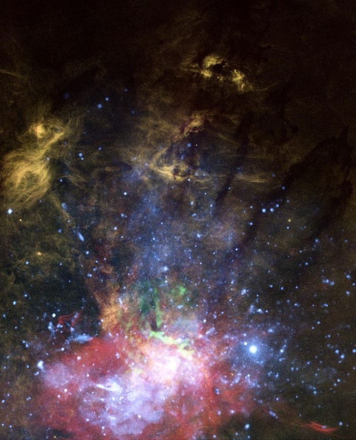 Composite-View-Milky-Way-Galactic-Center-777x960.jpg