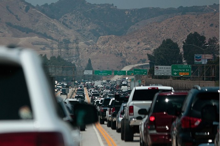 Heavy_traffic_heading_north_on_Interstate_5_out_of_Los_Angeles_in_July_2021.jpg