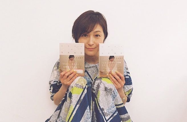 邁入四十歲的日本女演員廣末涼子，耗時兩年終於完成人生第一本散文集，關於她做為一位演員、一位母親、一位女性，關於她四十不惑的人生哲學。（圖/ 尖端出版提供）