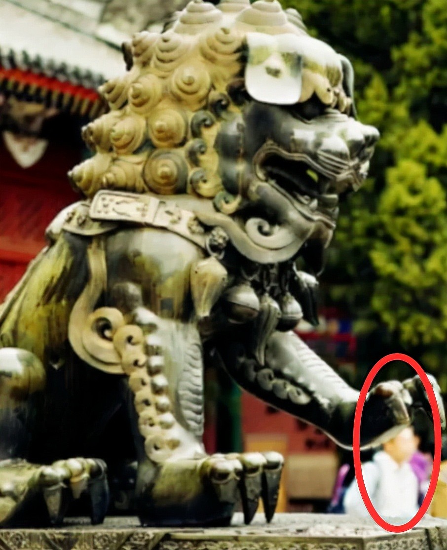 香山公园东门，有一对“谜”样的悬掌狮子，这是怎么一回事 - 2