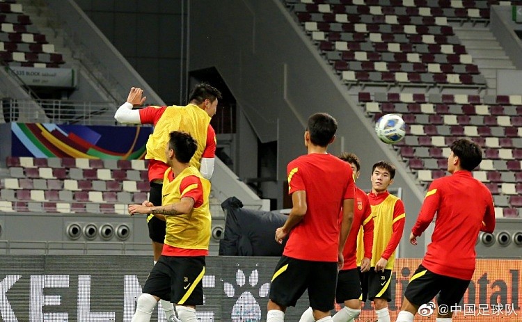 中国足球队：全队32名球员全部参加了合练，积极备战7日的比赛 - 6