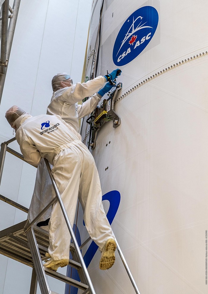 Webb-Secured-Inside-Ariane-5-Fairing-4.jpg