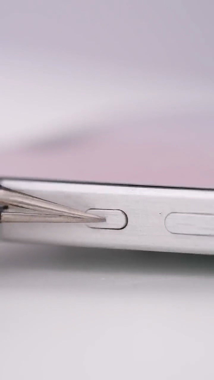 苹果 iPhone 15 机模上手：收窄边框、改用 Action 按钮和 USB-C 端口 - 3