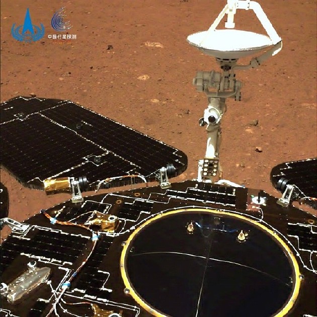 图1拍摄于2021年5月19日（着陆后第5火星日），火星车表面无沙尘覆盖。