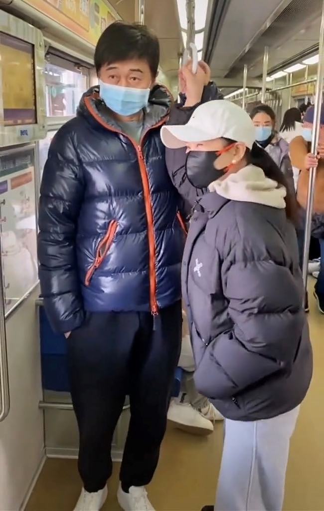 55岁付笛生携妻子地铁出行，打扮朴素无人识，任静紧搂丈夫似少女 - 5