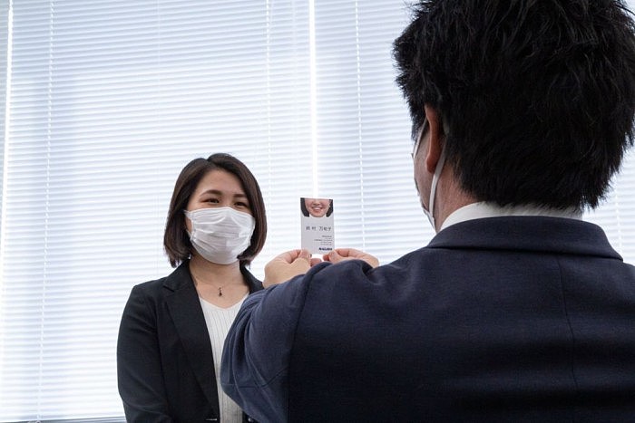 [图]戴口罩下如何让客户记住你的脸？日本印刷厂推“笑脸名片” - 5